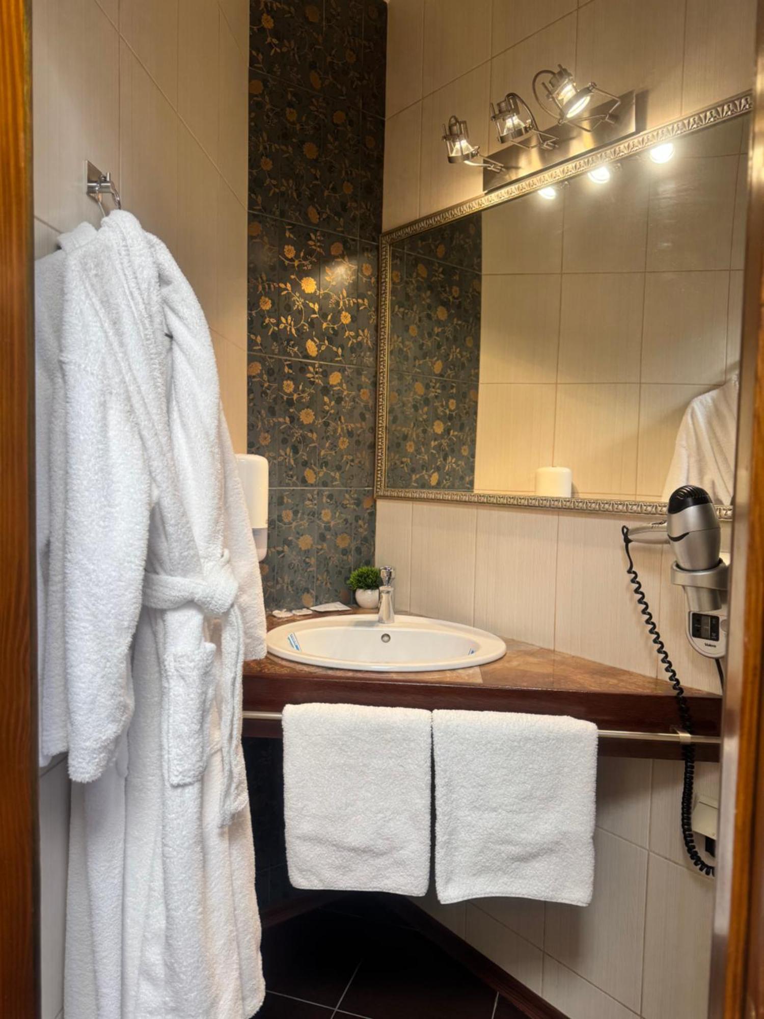 Hotel Veles Zolotonosha Ngoại thất bức ảnh